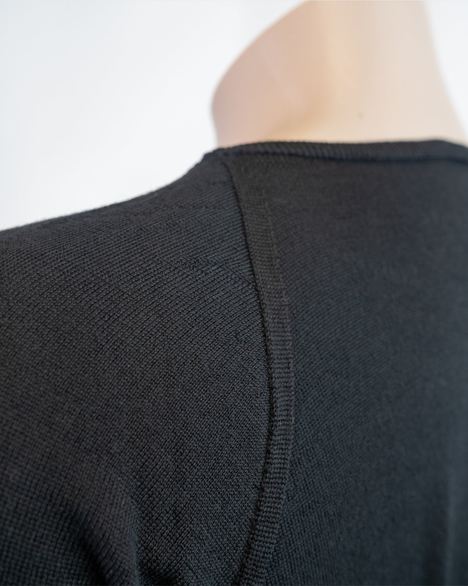 SUPERFINE MERINO LONG SLEEVE VEE MENS